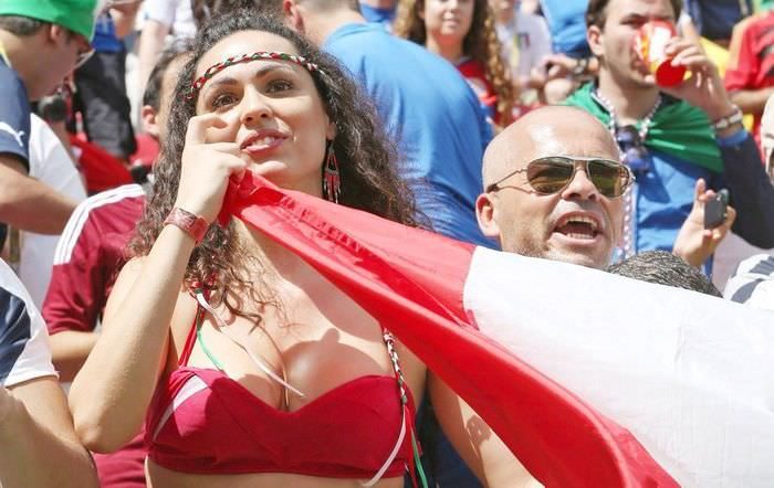 Сексуальные футбольные болельщицы