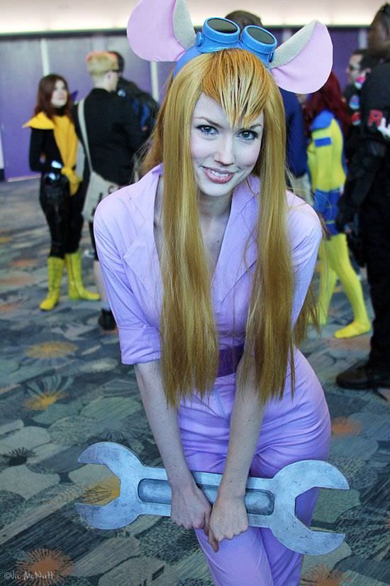 Крайне привлекательные косплейщицы в откровенных костюмах. Продолжение