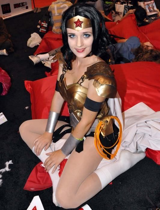 Крайне привлекательные косплейщицы в откровенных костюмах