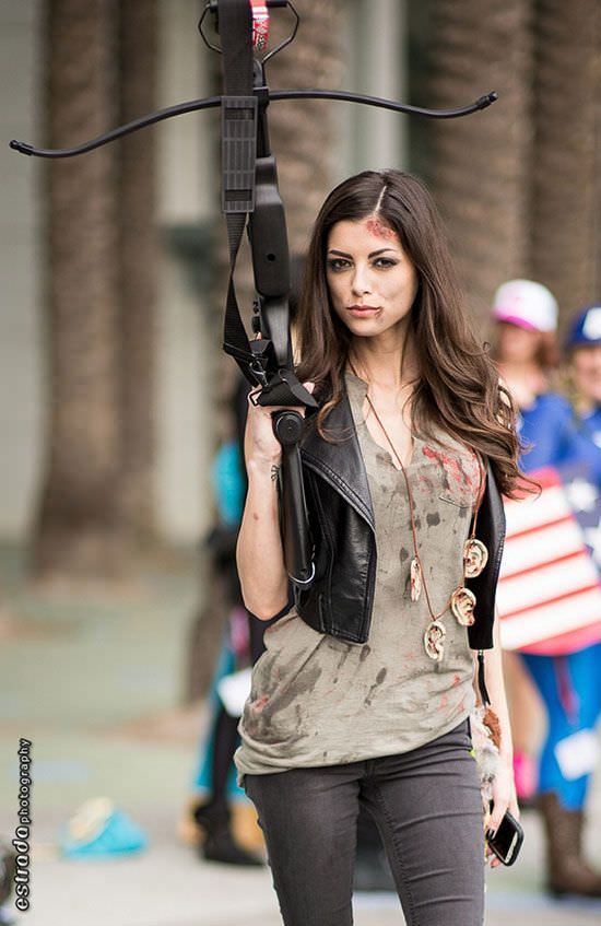 Крайне привлекательные косплейщицы в откровенных костюмах. Продолжение