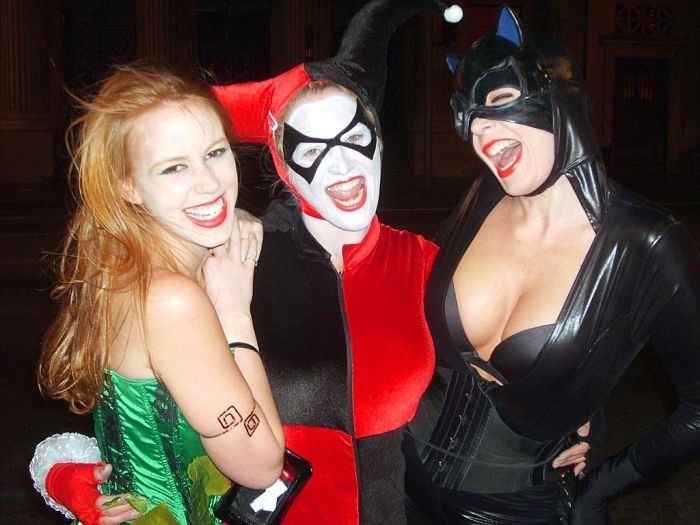 Крайне привлекательные косплейщицы в откровенных костюмах