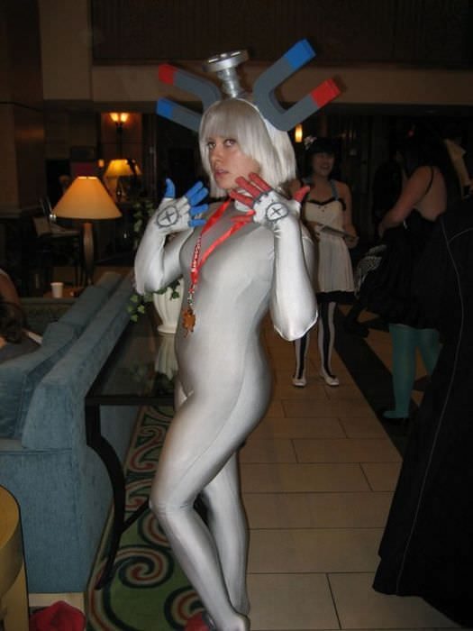 Крайне привлекательные косплейщицы в откровенных костюмах