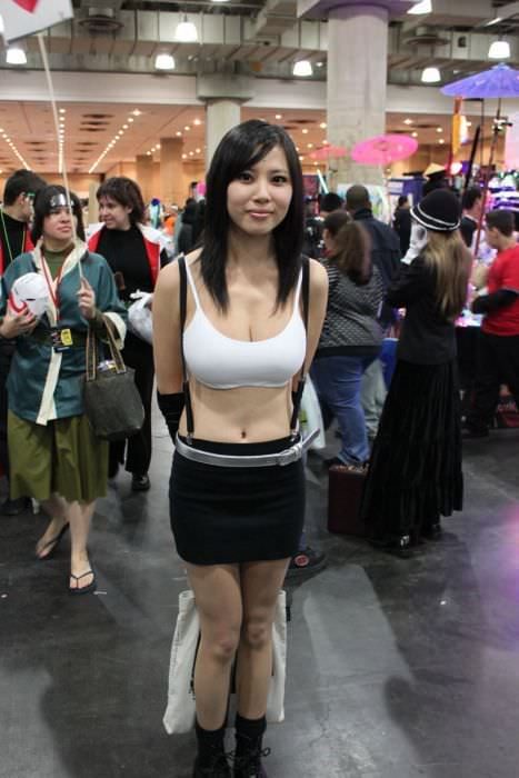 Крайне привлекательные косплейщицы в откровенных костюмах